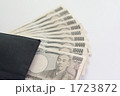 紳士用の財布に複数の１万円札