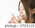 水を飲む女性
