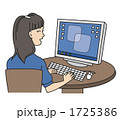黒髪女性とパソコン