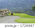 丘の上のベンチ