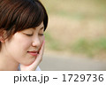 頬杖で目を閉じる女性