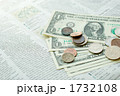 経済紙面とドル紙幣