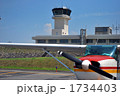 富山国際空港タワーと駐機セスナ