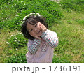 白爪草で遊ぶ女の子１