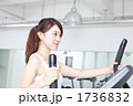 スポーツジムで運動する若い女性