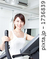 スポーツジムで運動する若い女性