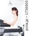 スポーツジムで運動する若い女性
