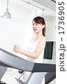 スポーツジムで運動する若い女性