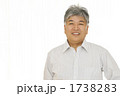 シャツを着たシニア男性