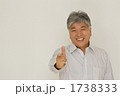 シャツを着たシニア男性