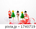 クリスマスキャンドルと赤いリボン