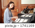 ピアノを弾く大学生