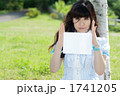 ホワイトボードを持つ女性