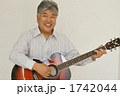 ギターを楽しむシニア男性