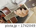 ギターを弾く男性の手元