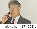 携帯を持つシニア男性