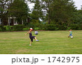 芝生でサッカー