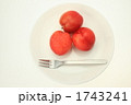 皿の上のすもも