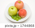 ブドウとりんごと桃