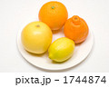 皿の上の柑橘類