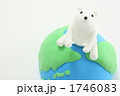 粘土の地球とシロクマ