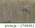 バイクのジャンプ飛翔