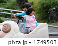遊園地のゴーカートを運転する姉妹2人