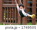 ブランコに乗る3歳女児