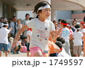 運動会でバトンを持って走る