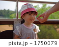 飴をもらう女の子