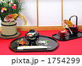 素材ナンバー 1754299 : 「お正月　障子とお屠蘇に縁起小物　（盆飾り鶴亀）」