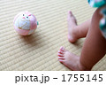 手まりと2歳児