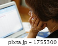 パソコンに向かう女性