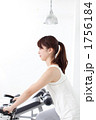 自転車を漕ぐ女性