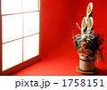 障子のある赤色の和室イメージと門松