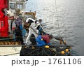 北海道内浦湾の鮭の定置網漁風景です