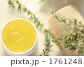 基礎化粧品とタオルの保湿クリーム