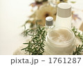 基礎化粧品とタオルの保湿クリーム