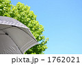 晴天の日差しと日傘　灰色