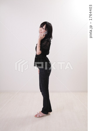 女性と携帯電話