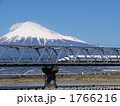 富士川を渡る新幹線