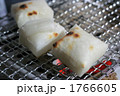 ストーブの上で餅を焼く