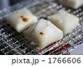 ストーブの上で餅を焼く