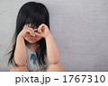 泣いている少女