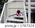 ひざをかかえて座る少女