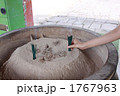 香炉に線香を立てる
