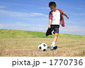 サッカーボールを蹴る男の子