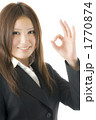 OKサインの女性社員
