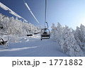 樹氷の間を抜けるスキー場のリフト