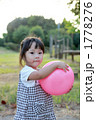 公園でボール遊びをする2才の女の子